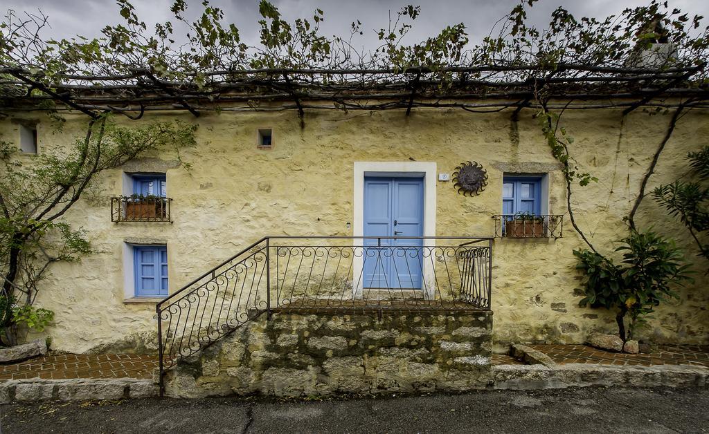 Antica Dimora La Corona San Pantaleo Exterior photo